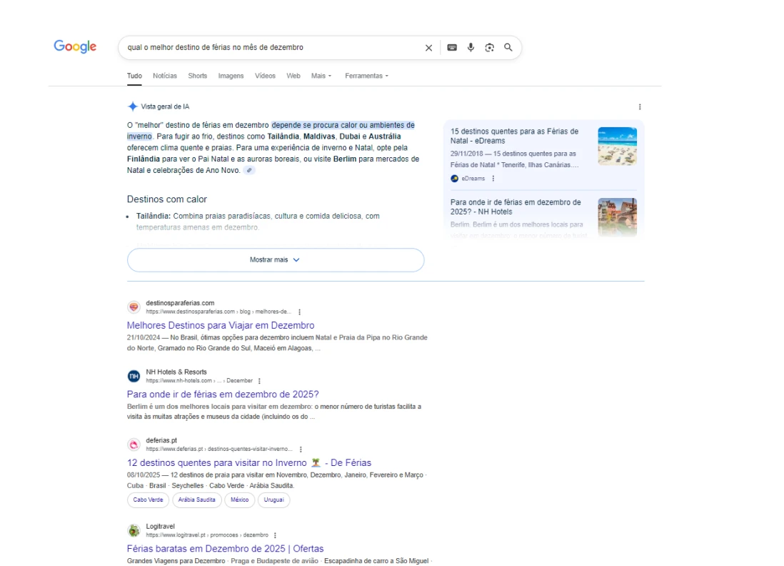 Captura de ecrã dos resultados tradicionais do Google para a pesquisa “qual o melhor destino de férias no mês de dezembro”. Mostra a SERP com o destaque habitual (snippet) e uma lista de resultados orgânicos de sites de viagens, como destinosparaferias.com, NH Hotels e deférias.pt.